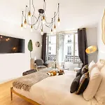 The Charming Rue Cler * פריז