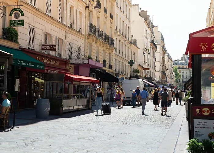 The Charming Rue Cler 아파트